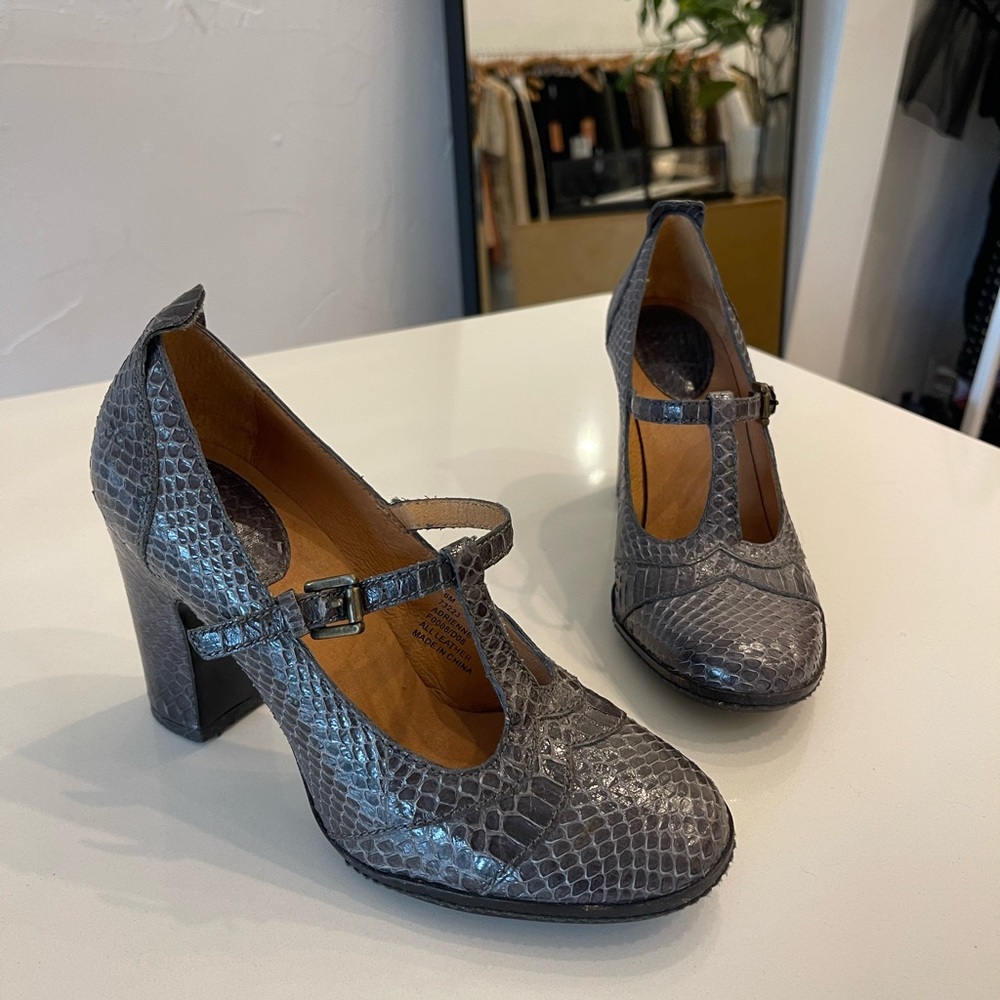 FRYE gray snakeskin ADRIENNE T-Strap chunky heel shoes size 6